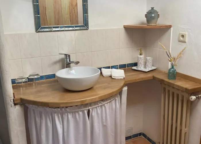 Le Clos Des Collines לינה וארוחת בוקר 3*