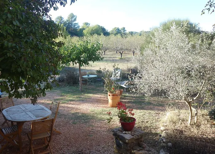 Le Clos Des Collines לינה וארוחת בוקר 3*