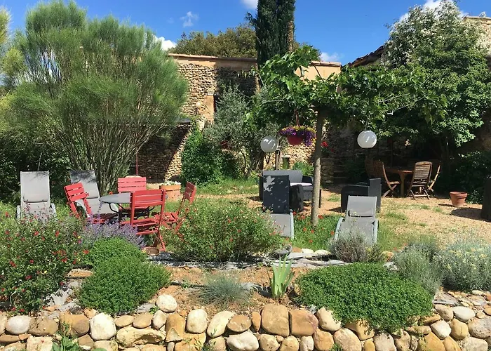 לינה וארוחת בוקר Le Clos Des Collines 3*