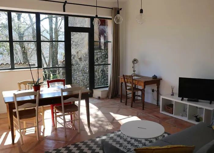 לינה וארוחת בוקר Le Clos Des Collines 3*